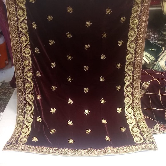 Velvet Embroidered shawls - Picture 5 of 8